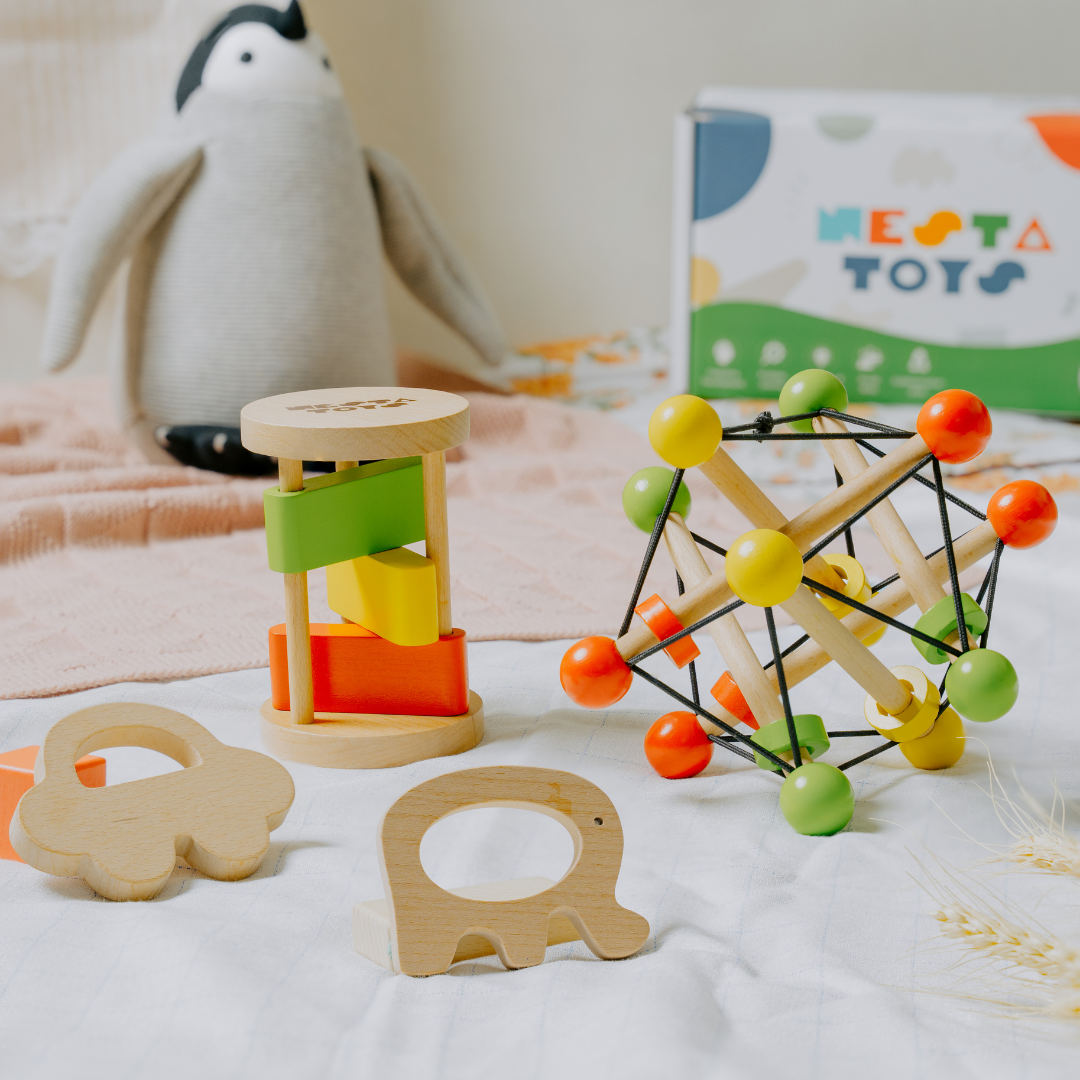 NESTA TOYS - Newborn Gift Set – Skwish Rattle, Clacker Rattle & Wooden Teethers - nestatoys